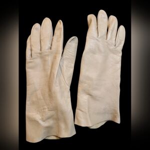 Classic Women's Leather Gloves in Cream